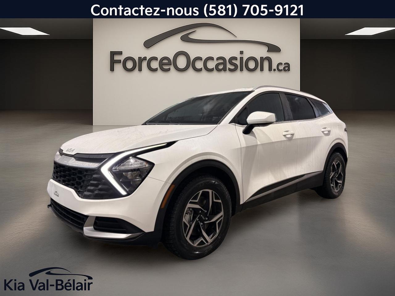 Jamais Accidenté // Un seul propriétaire // Inspecté en 135 points

Le Kia Sportage 2023 LX * FWD * CRUISE * CAMÉRA * CARPLAY * SIÈGES CHAUFF * offert chez Kia Val-Bélair à Québec 
est un VUS à traction avant pensé pour la vie de tous les jours. Avec son moteur 2,5 L à essence et sa transmission automatique à 8 vitesses, il vise une conduite simple et stable. Ce modèle blanc avec intérieur noir affiche 43 423 km.

CARACTÉRISTIQUES DU SPORTAGE LX * FWD * CRUISE * CAMÉRA * CARPLAY * SIÈGES CHAUFF *
»» Traction avant pour conduite simple au quotidien  
»» Régulateur de vitesse pour autoroute plus reposante  
»» Caméra de recul pour manoeuvres en marche arrière  
»» Sièges avant chauffants pour lhiver québécois  

CARACTÉRISTIQUES DE SÉCURITÉ AVANCÉES
»» Avertissement de sortie de voie intégré  
»» Système de freinage antiblocage (ABS)  
»» Contrôle de stabilité pour meilleure tenue de route  
»» Coussins gonflables latéraux et rideaux latéraux  

PERFORMANCE ET EFFICACITÉ
»» Moteur 2,5 L sans plomb  
»» Transmission automatique à 8 vitesses  
»» Direction assistée pour manoeuvres plus faciles  
»» Traction avant pour efficacité et simplicité  

CONFORT
»» Climatisation avant pour confort en toute saison  
»» Sièges avant chauffants à lavant  
»» Vitres électriques aux 4 portes  
»» Volant réglable avec commandes audio  

TECHNOLOGIE ET CONNECTIVITÉ
»» Intégration Bluetooth pour appels mains libres  
»» Radio HD pour une réception plus claire  
»» Caméra de recul avec affichage à lécran  
»» Verrouillage automatique des portes en roulant  

ESPACE DE CHARGEMENT
»» Accès au coffre arrière pratique  
»» Dégivreur de vitre arrière pour visibilité  
»» Pneu de secours inclus  
»» Aileron arrière et vitres teintées  

APPRÉCIÉ DES AUTRES PROPRIÉTAIRES
»» Conduite stable et rassurante au quotidien  
»» Moteur 2,5 L souple en ville  
»» Habitacle simple, commandes faciles à comprendre  
»» Sièges avant chauffants très utiles lhiver  

GARANTIE
--> Garantie légale;  
--> Garantie dusage;  
--> Garantie de durée raisonnable;  
--> Garantie contre les vices cachés.  

Ce Kia Sportage 2023 LX * FWD * CRUISE * CAMÉRA * CARPLAY * SIÈGES CHAUFF * mise sur lessentiel: traction avant, régulateur de vitesse, caméra de recul, Bluetooth et sièges avant chauffants. Ajoutez des équipements pratiques comme les rétroviseurs chauffants et électriques, les phares automatiques à DEL, la surveillance de la pression des pneus et les serrures de sécurité enfant, et vous obtenez un VUS prêt pour Québec.

Le NIV de ce Kia Sportage LX * FWD * CRUISE * CAMÉRA * CARPLAY * SIÈGES CHAUFF * 2023 est le KNDPU3AF7P7183518.

Garantie prolongée disponible, livraison en 48h