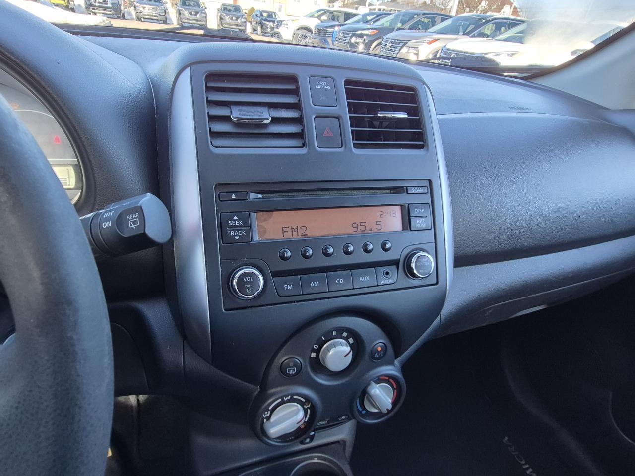 2017 Nissan Micra SV Photo9