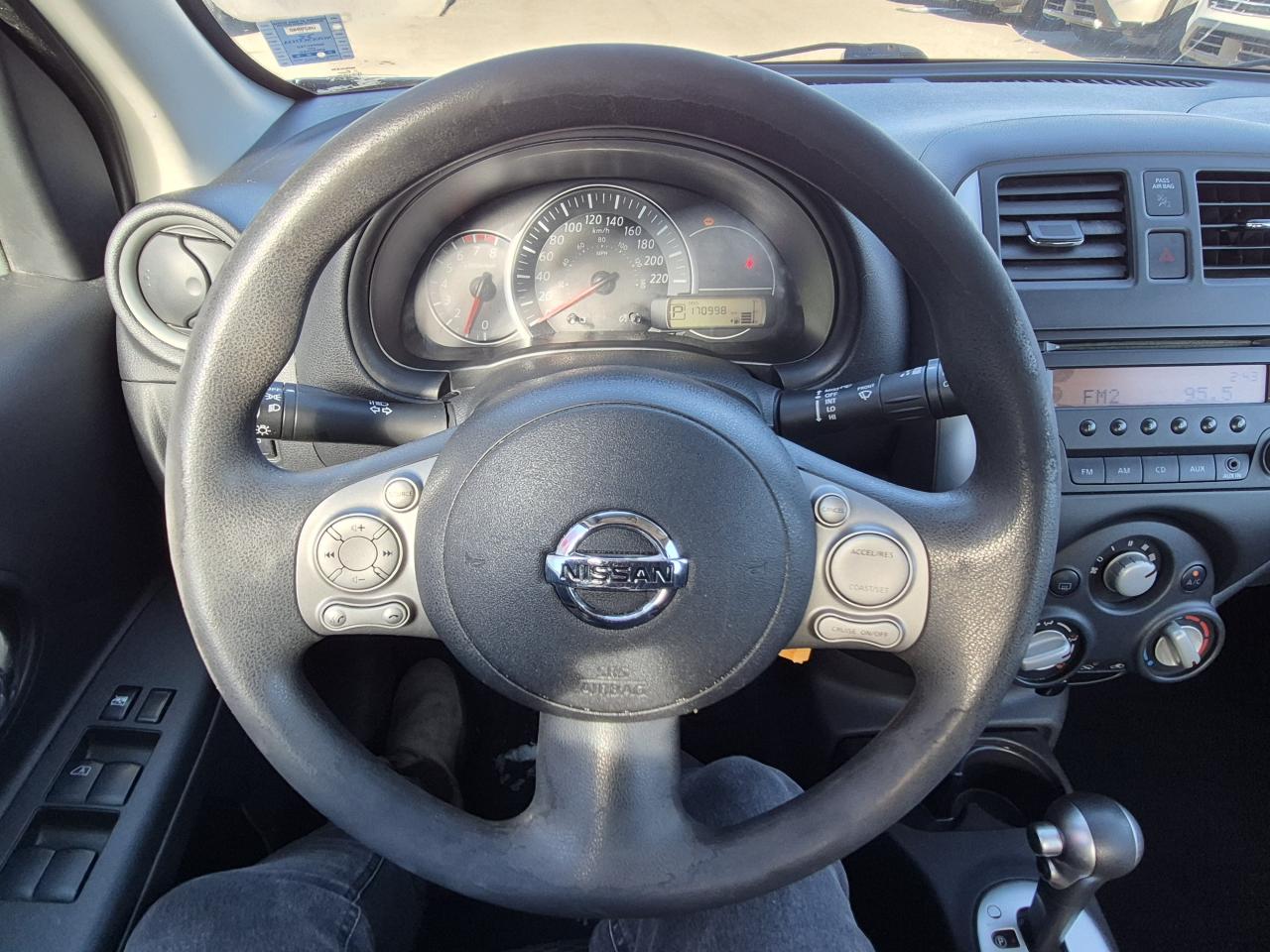 2017 Nissan Micra SV Photo7