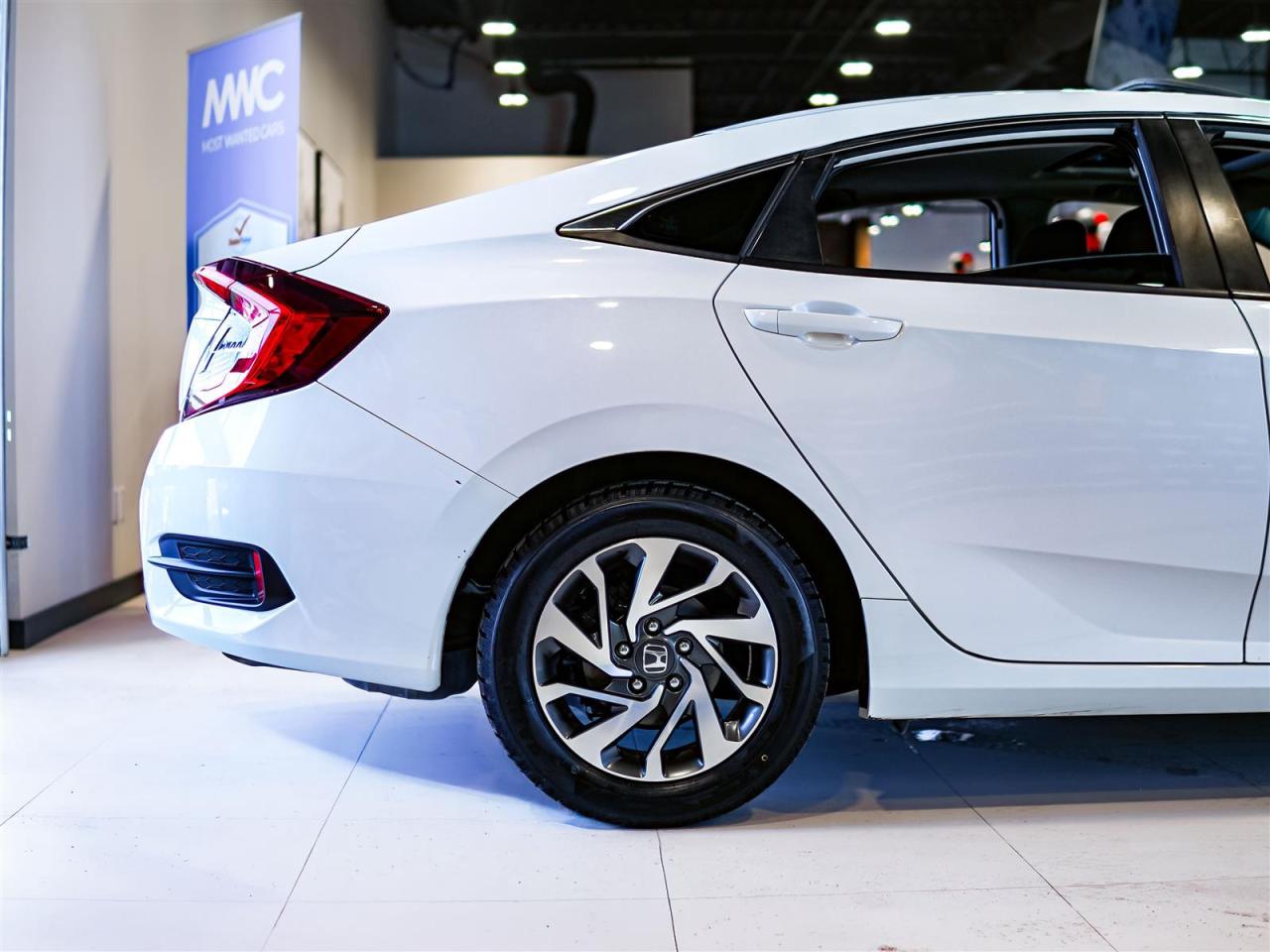 2019 Honda Civic EX | NO ACCIDENTS | SUNROOF | LANE WATCH Photo