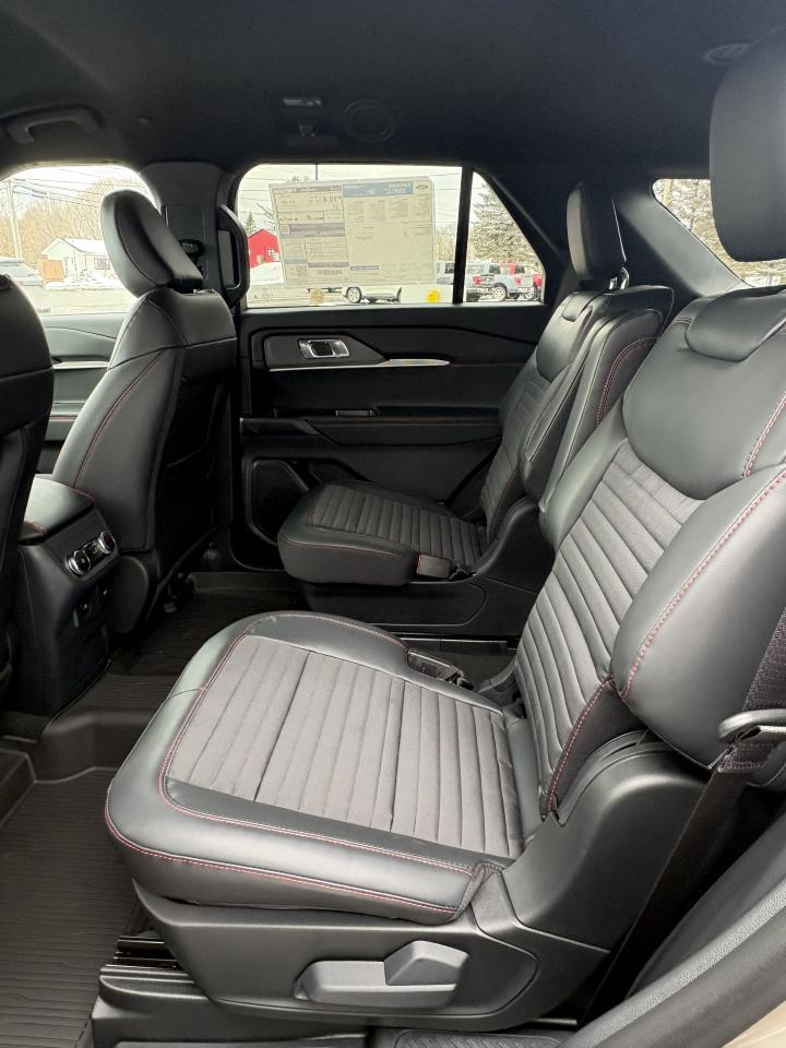 2026 Ford Explorer ST-Line Photo4