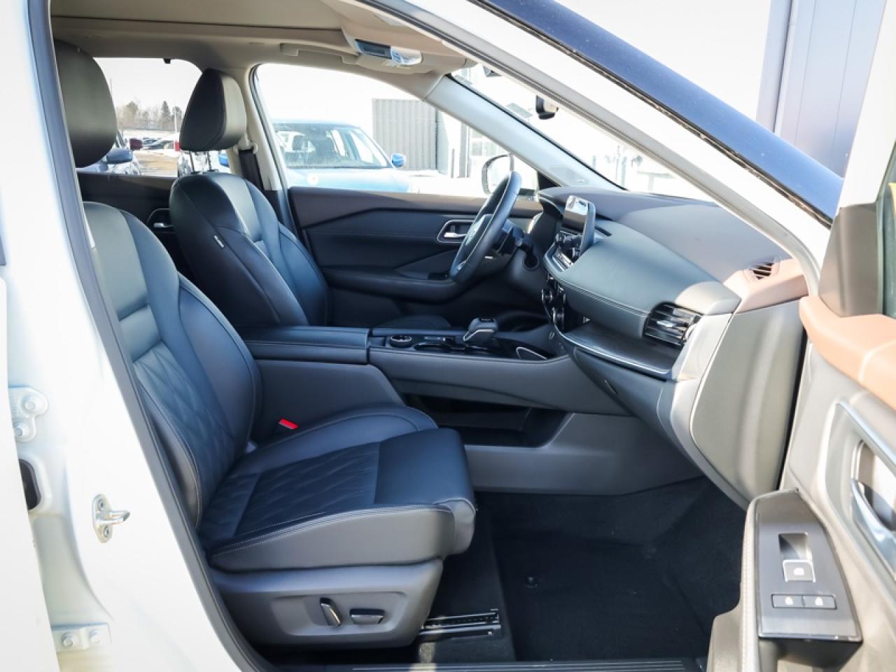 2023 Nissan Rogue Platinum  - HUD -  Moonroof - $215 B/W Photo