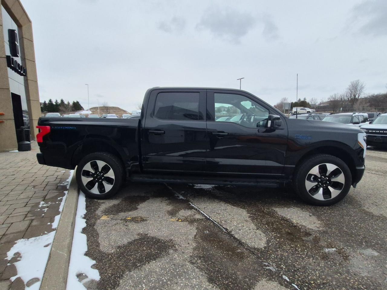 2024 Ford F-150 Lightning EXTENDED RANGE, 22" RIMS, LOW KMS! LIKE NEW! Photo3
