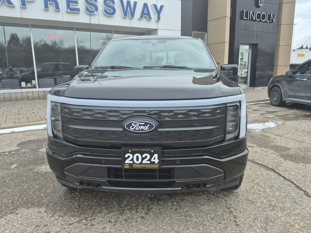 2024 Ford F-150 Lightning EXTENDED RANGE, 22" RIMS, LOW KMS! LIKE NEW! Photo2