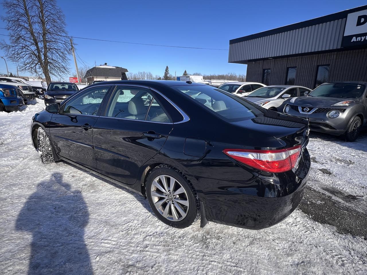 2015 Toyota Camry XLE Photo2