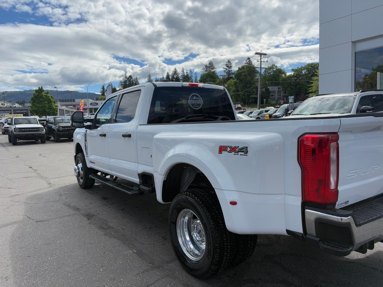 2026 Ford F-350 Super Duty DRW XLT Photo2