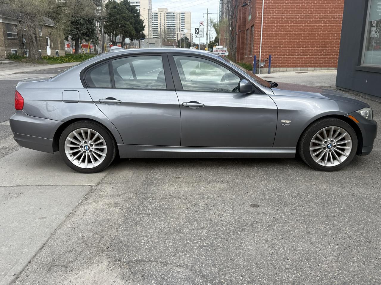 2011 BMW 3 Series 4dr Sdn 328i xDrive AWD Classic Ed Photo3