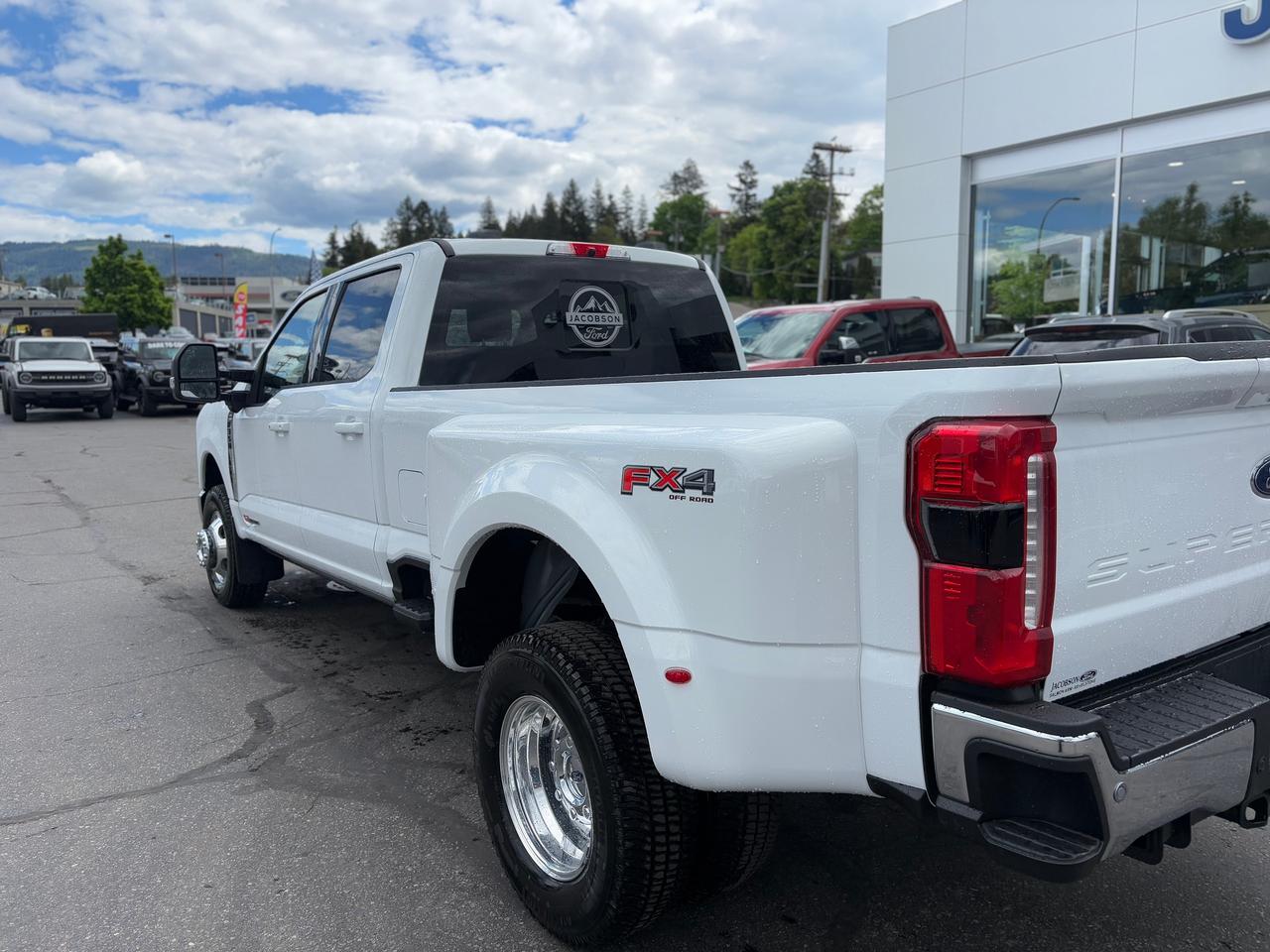 2026 Ford F-350 Super Duty DRW Lariat Photo2