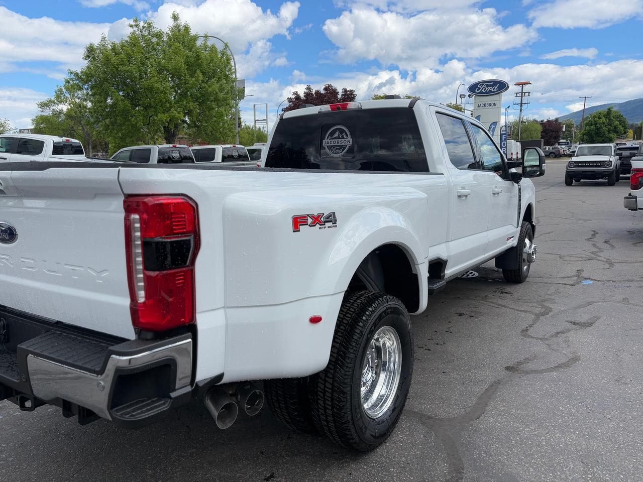 2026 Ford F-350 Super Duty DRW Lariat Photo4