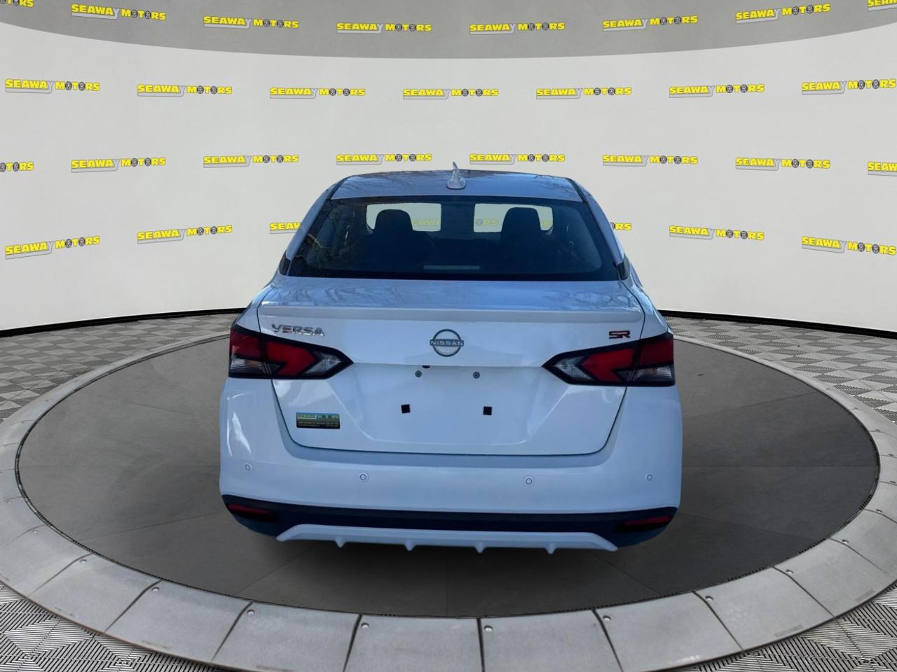 2023 Nissan Versa SR Photo