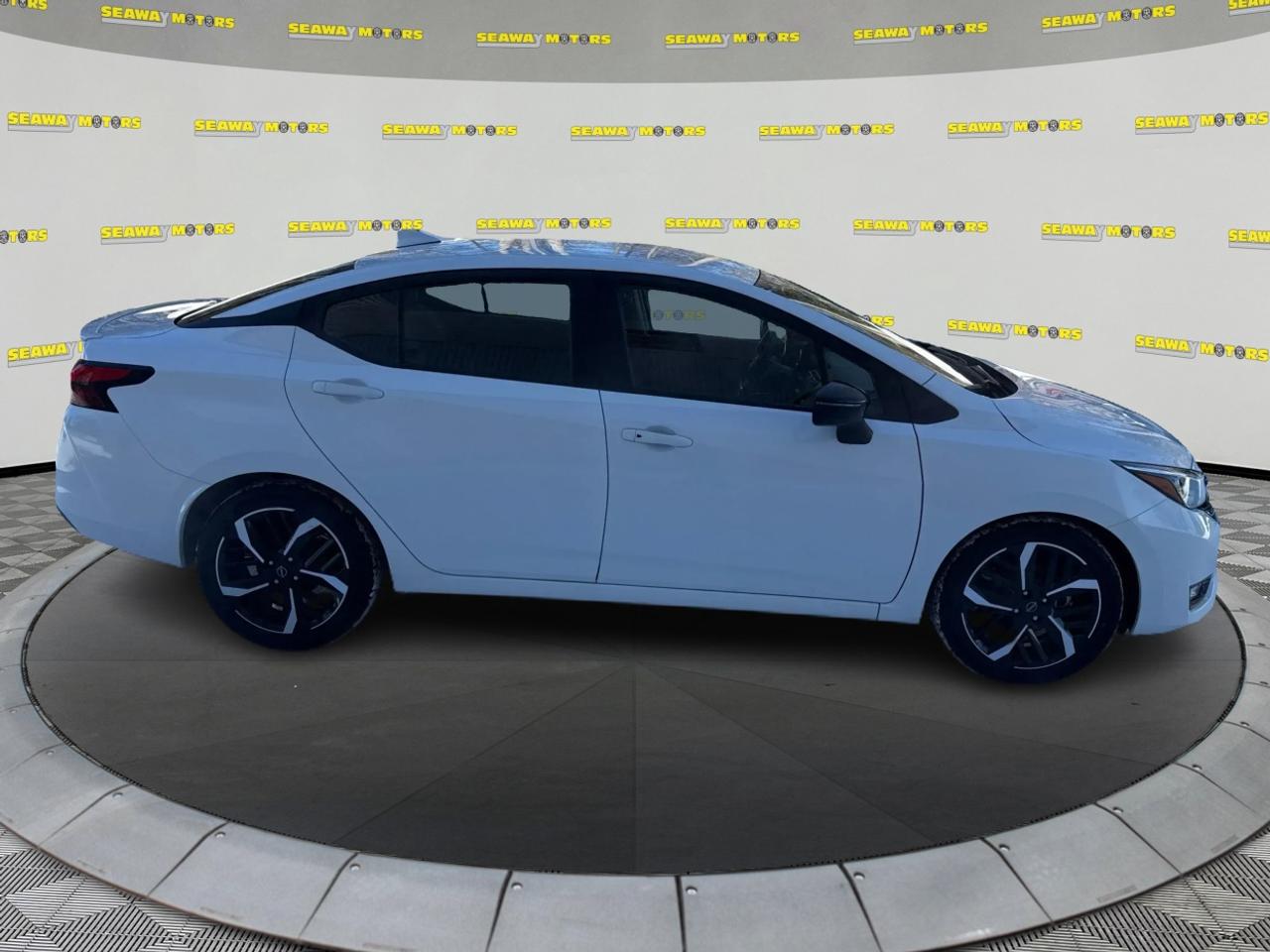 2023 Nissan Versa SR Photo
