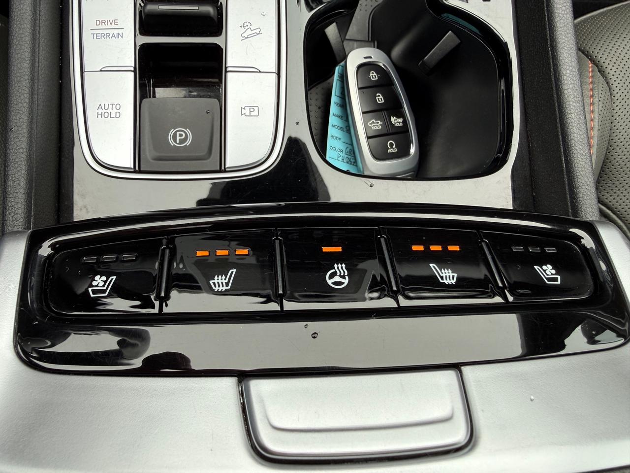 2023 Hyundai Santa Cruz Ultimate w/Colour Package NAV! Heated and Cooled Seats! Photo