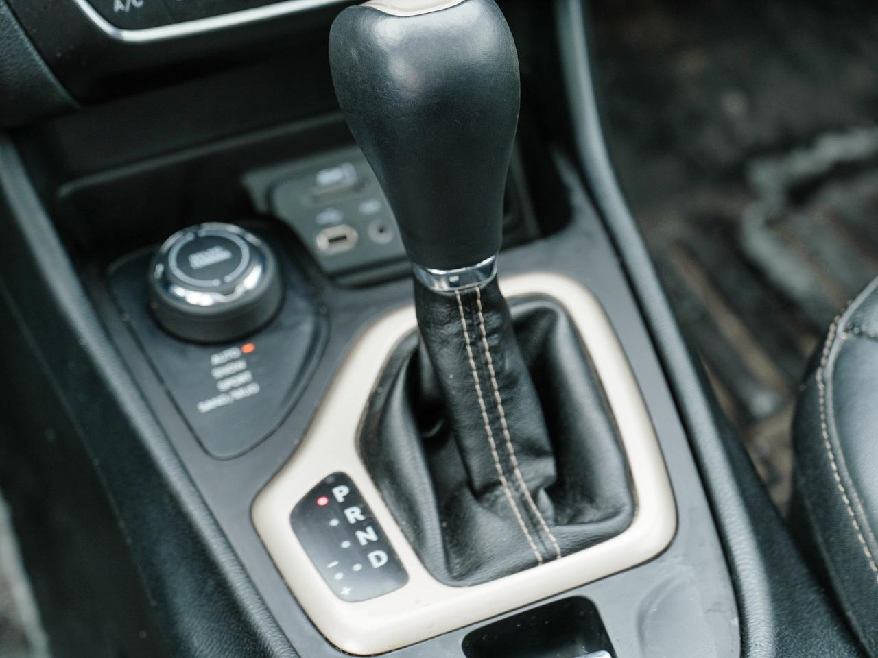 2016 Jeep Cherokee Limited | LEATHER | PANO ROOF | NAVI | 4WD Photo