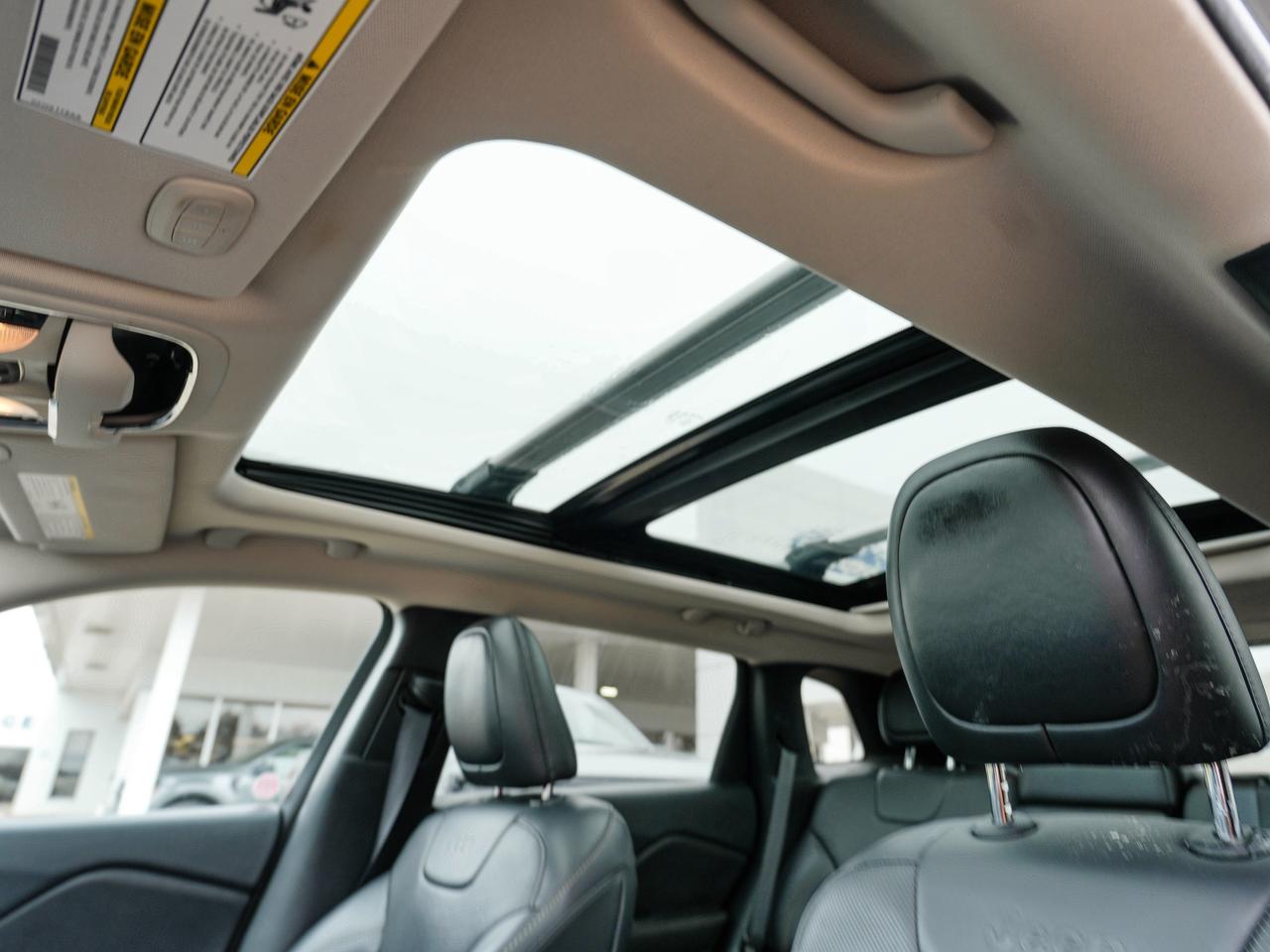 2016 Jeep Cherokee Limited | LEATHER | PANO ROOF | NAVI | 4WD Photo