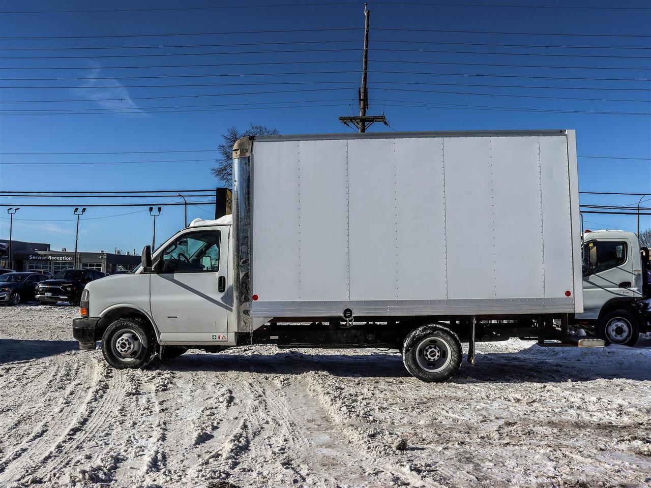2024 GMC Savana 14 foot cube Photo4
