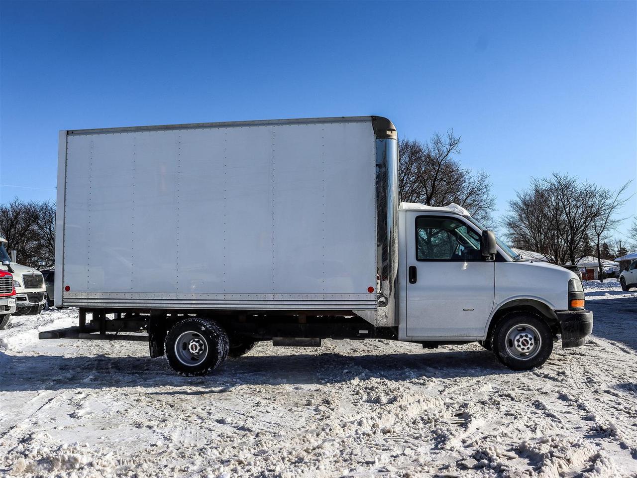 2024 GMC Savana 14 foot cube Photo2