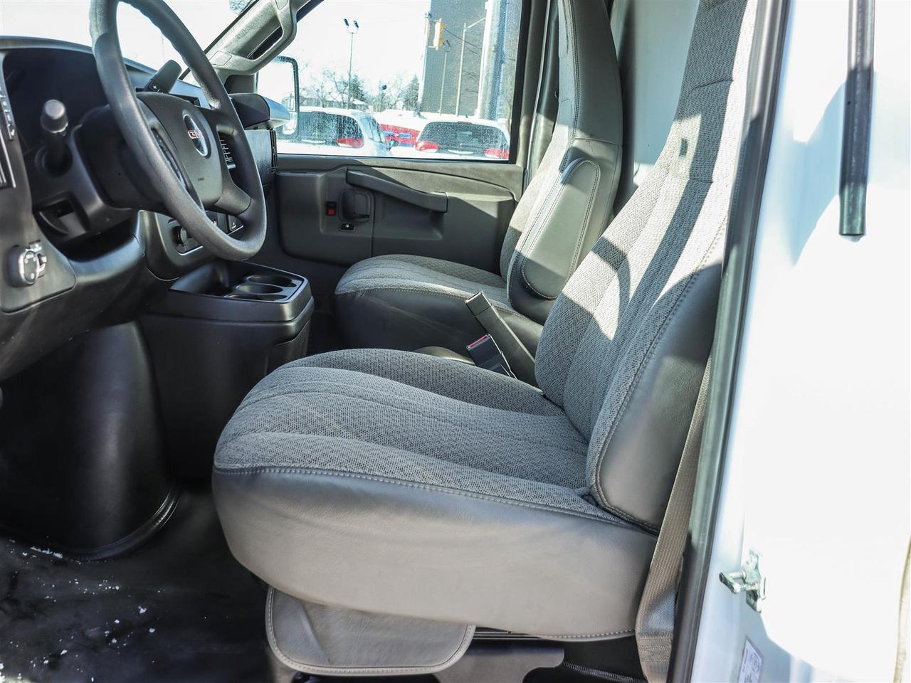 2024 GMC Savana 14 foot cube Photo
