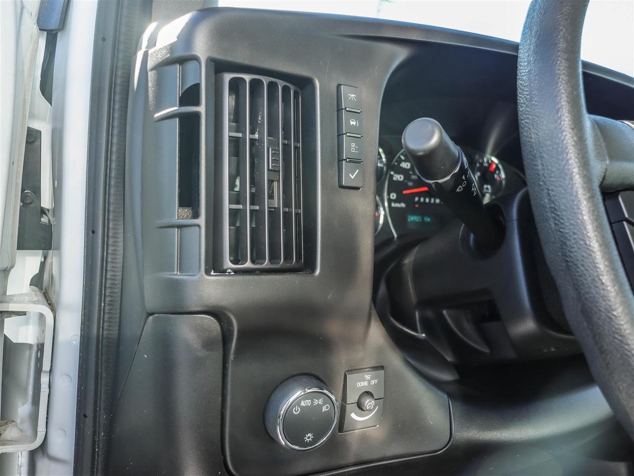 2024 GMC Savana 14 foot cube Photo