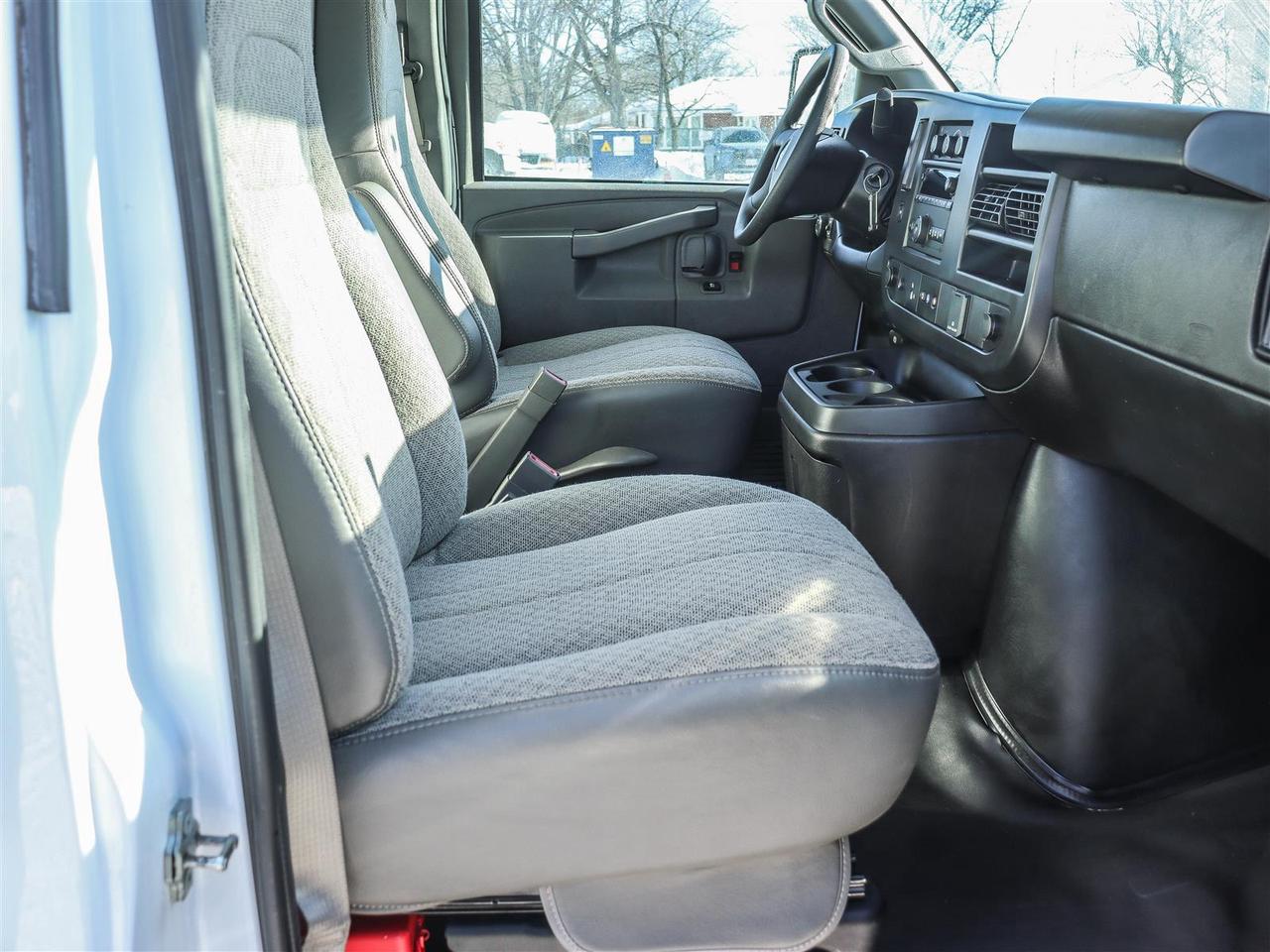 2024 GMC Savana 14 foot cube Photo