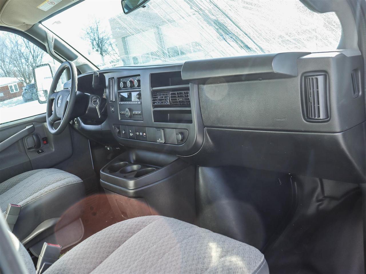 2024 GMC Savana 14 foot cube Photo