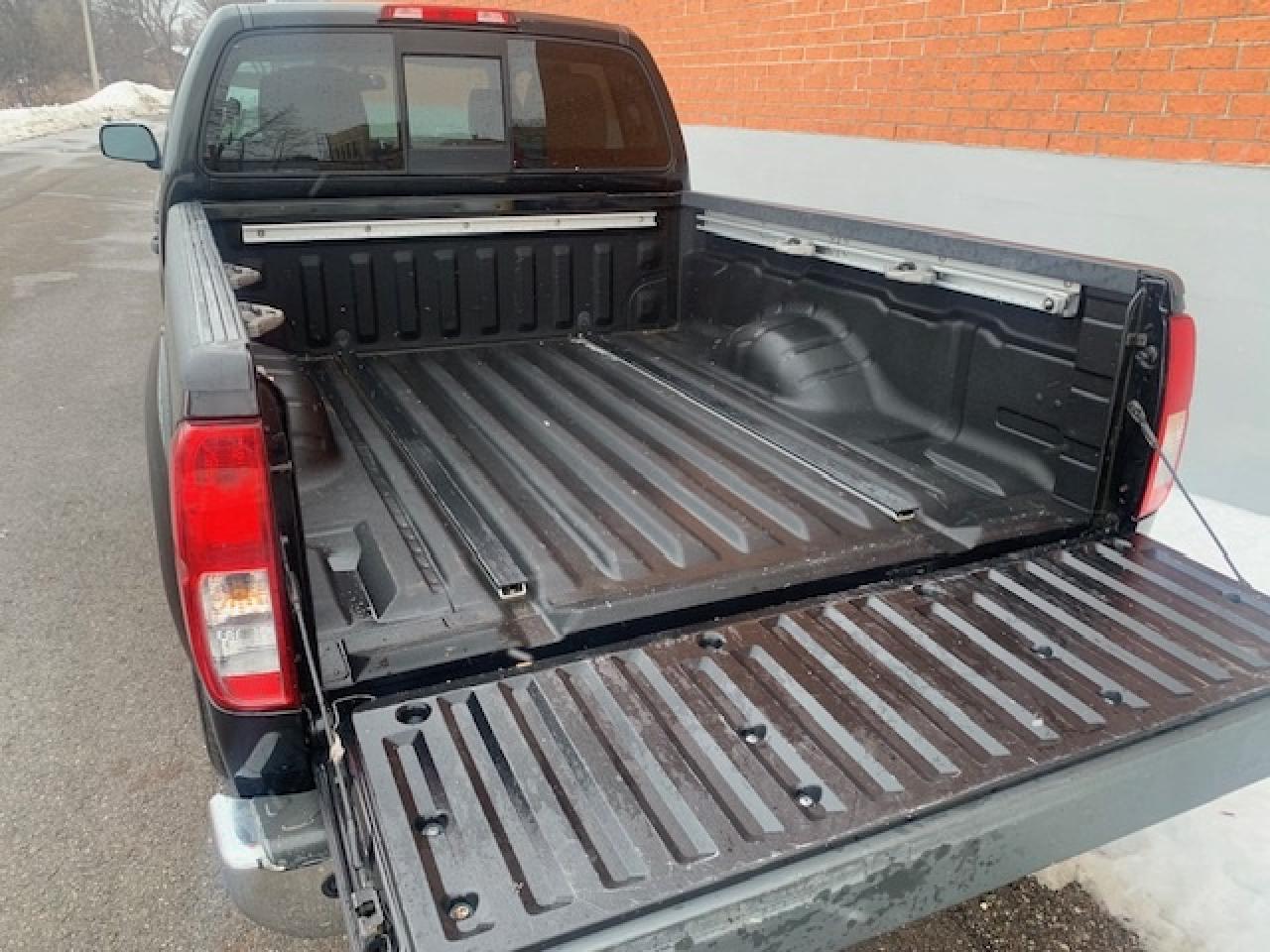 2016 Nissan Frontier SV 4X4 CREW CAB Photo