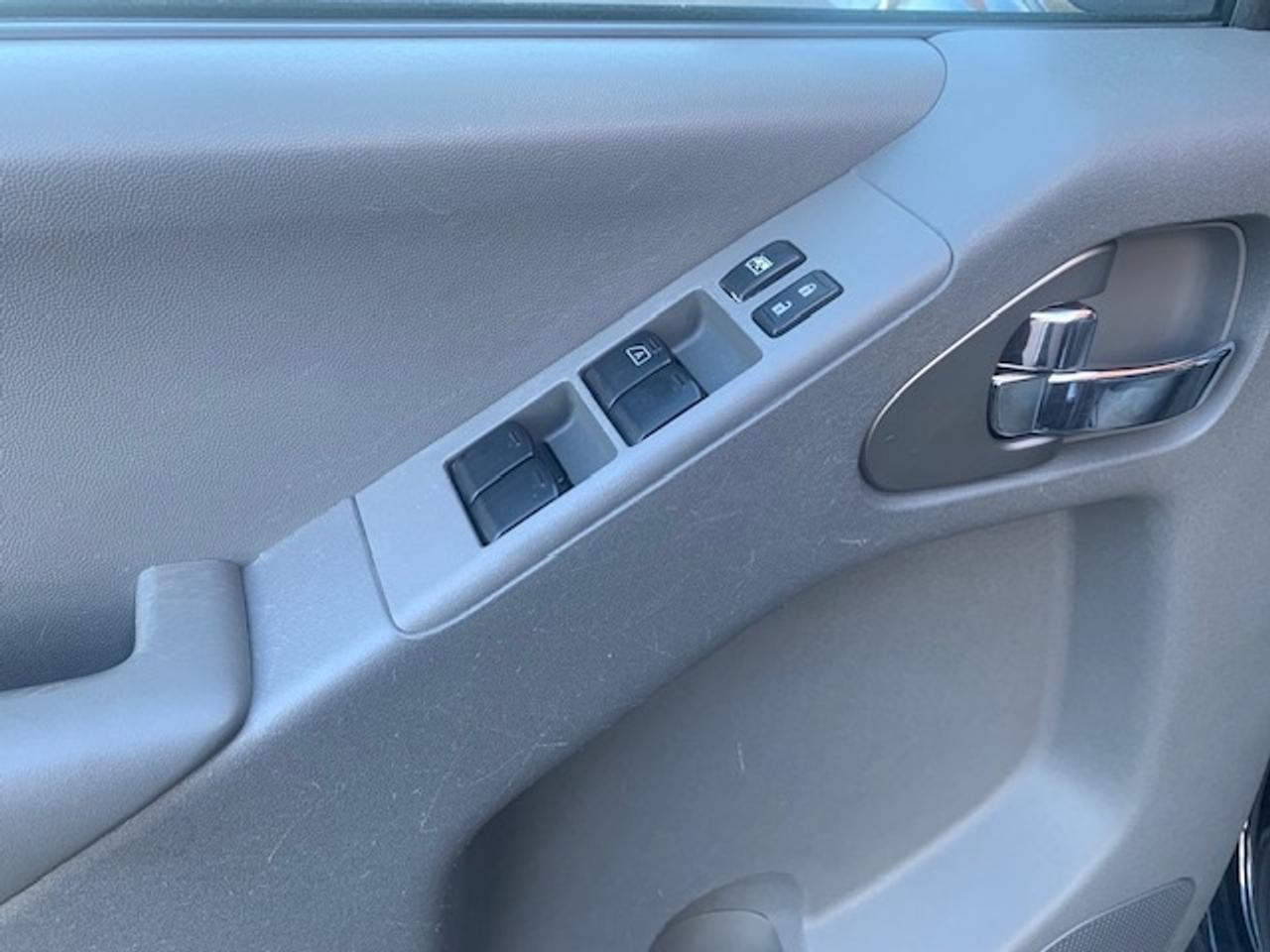 2016 Nissan Frontier SV 4X4 CREW CAB Photo