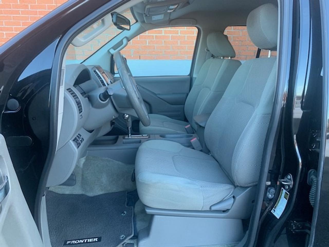 2016 Nissan Frontier SV 4X4 CREW CAB Photo