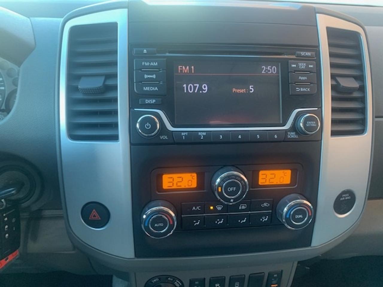 2016 Nissan Frontier SV 4X4 CREW CAB Photo