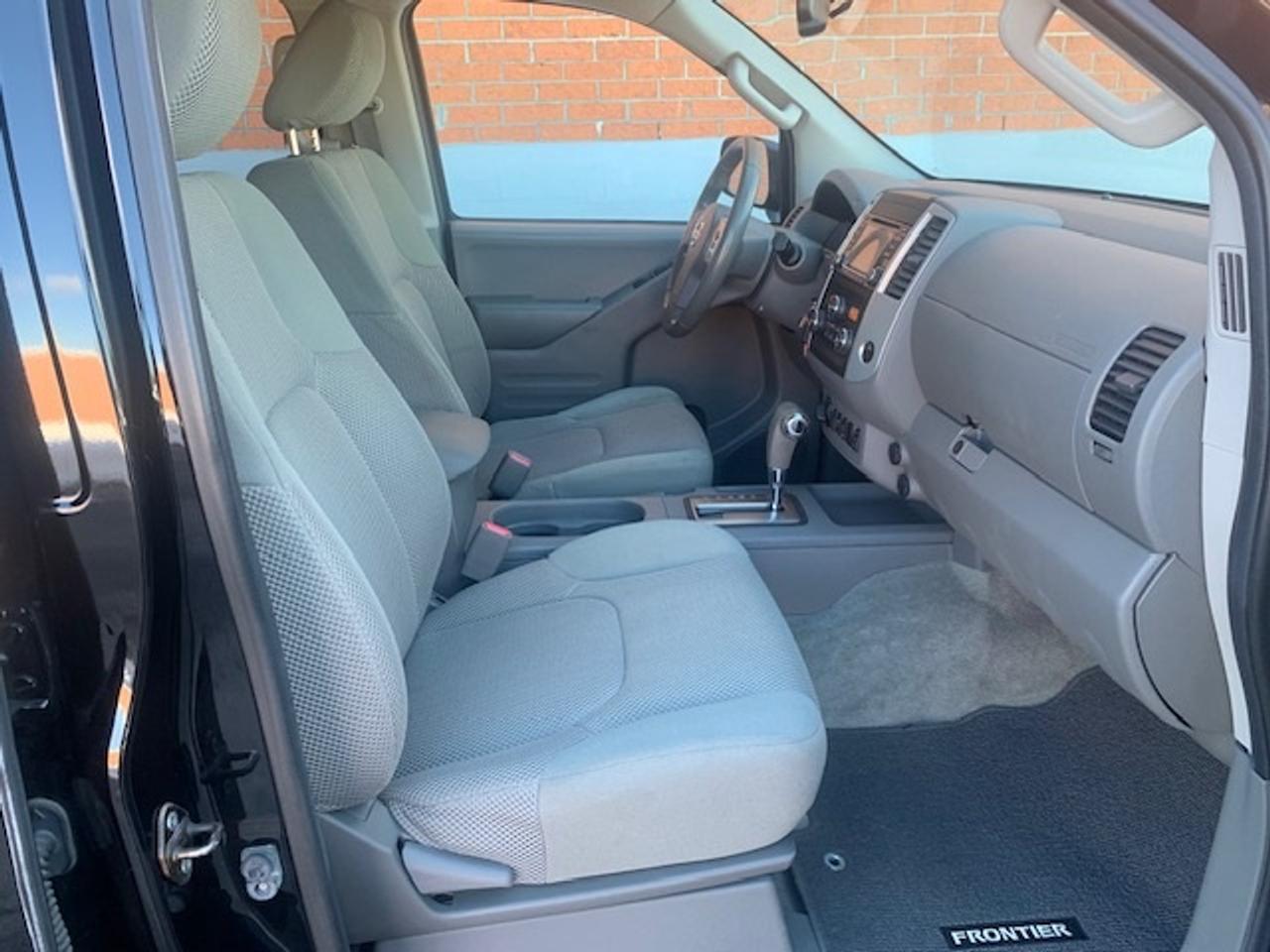 2016 Nissan Frontier SV 4X4 CREW CAB Photo