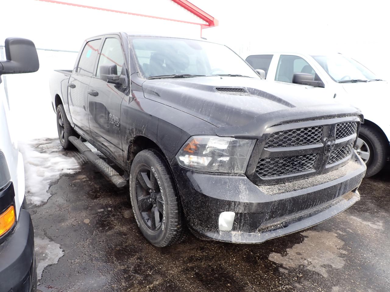 2023 RAM 1500 Classic Express 4WD CREW CAB 5'7 BOX Photo