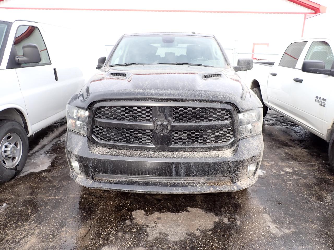 2023 RAM 1500 Classic Express 4WD CREW CAB 5'7 BOX Photo