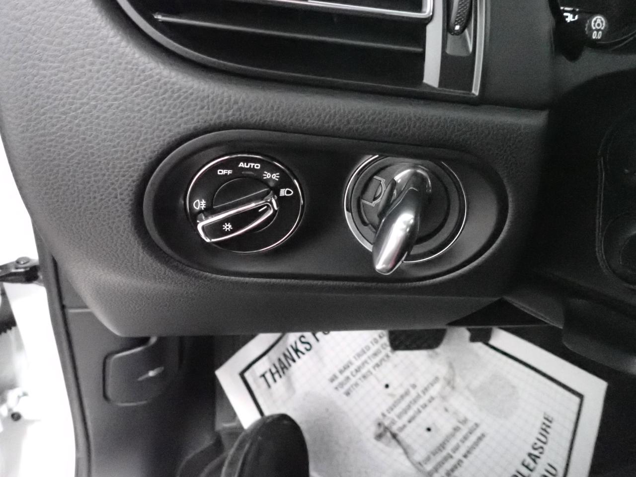 2025 Porsche Macan 4WD LEATHER NAVI SUNROOF Photo