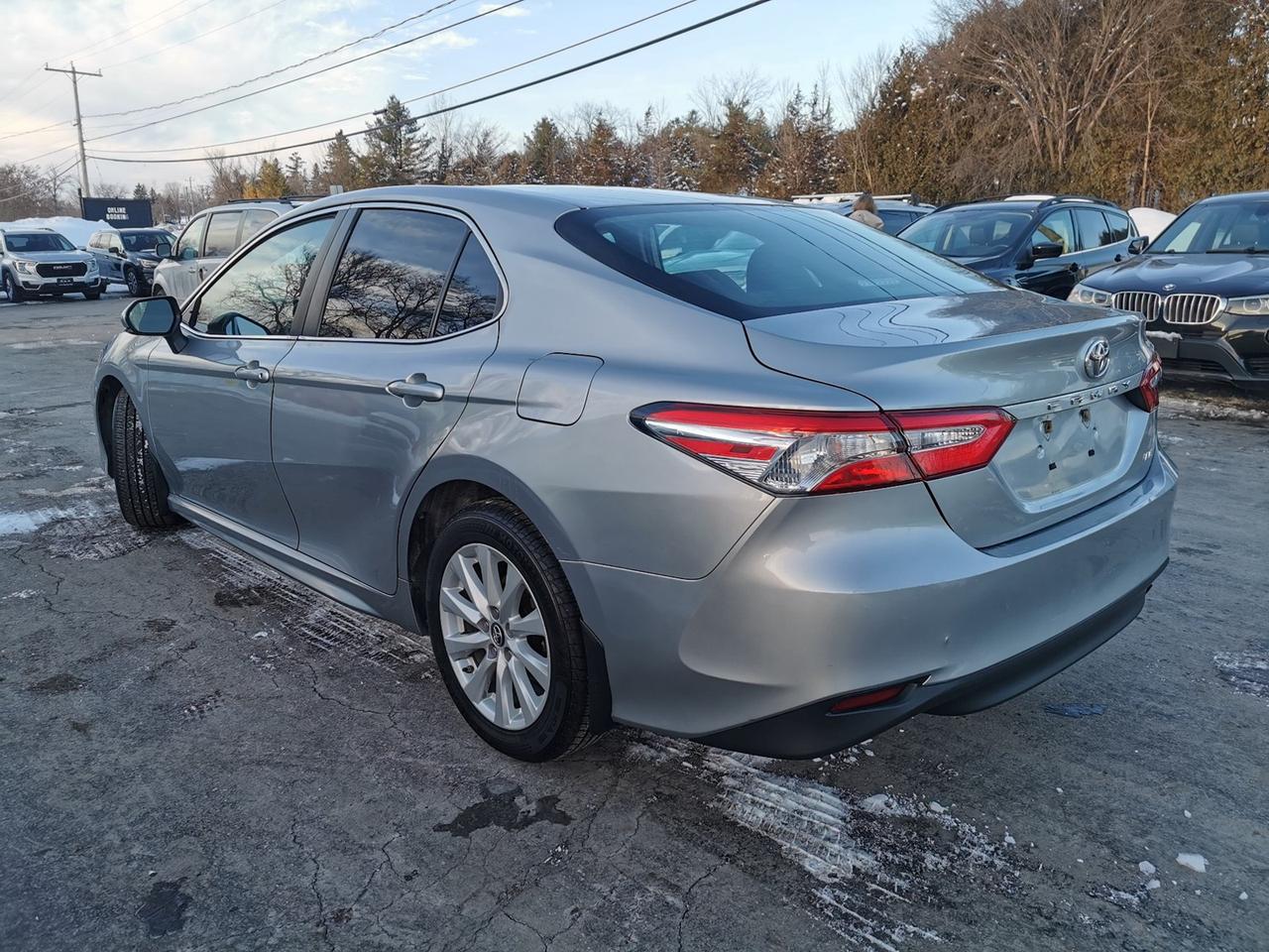 2019 Toyota Camry LE Photo2