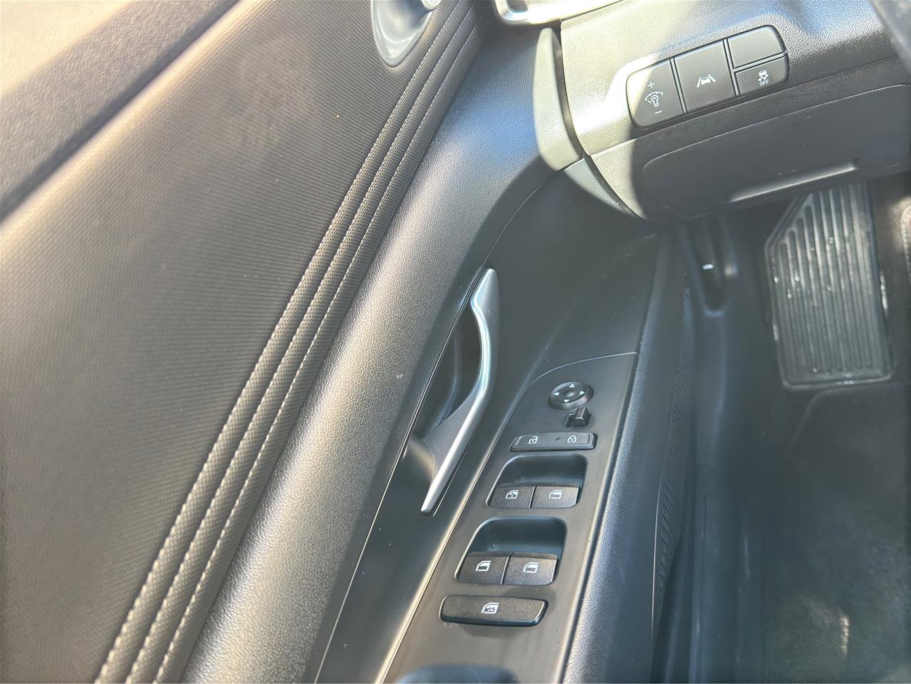 2021 Hyundai Elantra Ultimate Tech | Reverse Cam | Heated Seats Photo