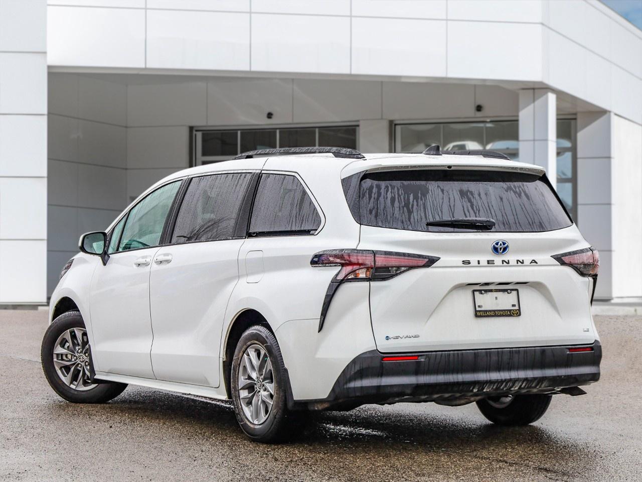 2025 Toyota Sienna LE 8-Passenger Photo