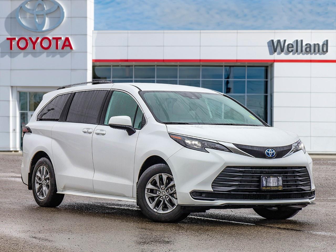 2025 Toyota Sienna LE 8-Passenger Photo0