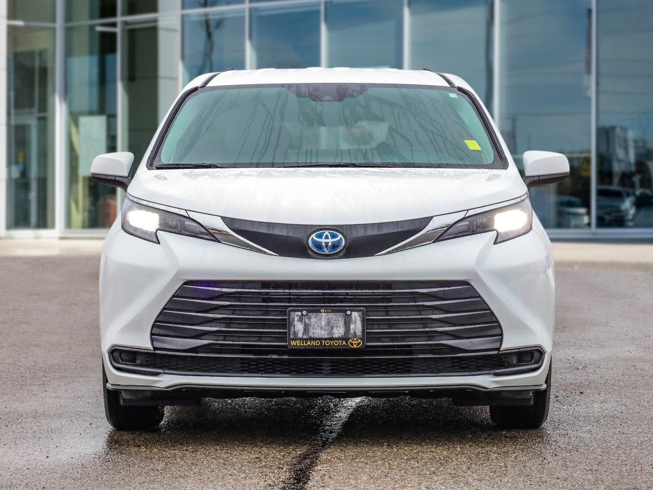 2025 Toyota Sienna LE 8-Passenger Photo