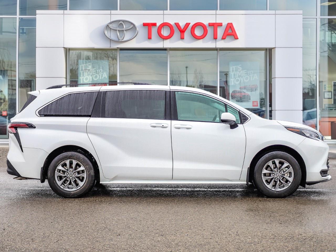 2025 Toyota Sienna LE 8-Passenger Photo