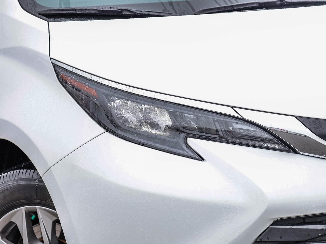 2025 Toyota Sienna LE 8-Passenger Photo