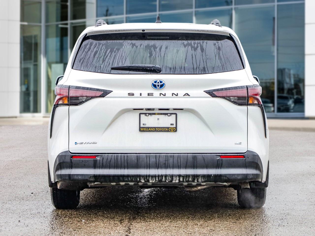 2025 Toyota Sienna LE 8-Passenger Photo