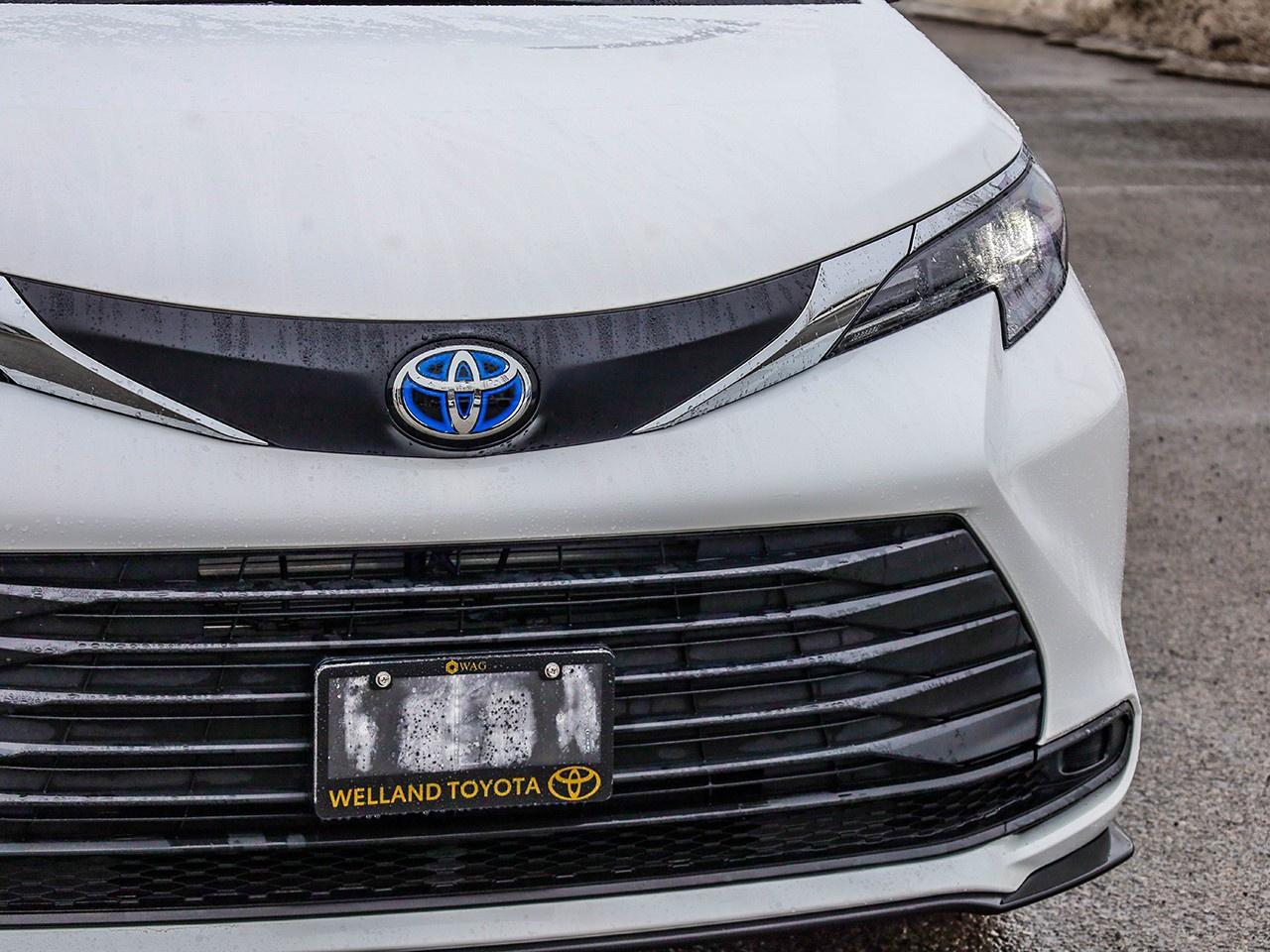 2025 Toyota Sienna LE 8-Passenger Photo