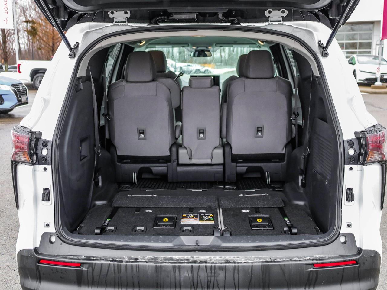 2025 Toyota Sienna LE 8-Passenger Photo