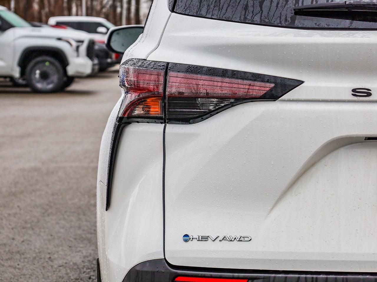 2025 Toyota Sienna LE 8-Passenger Photo