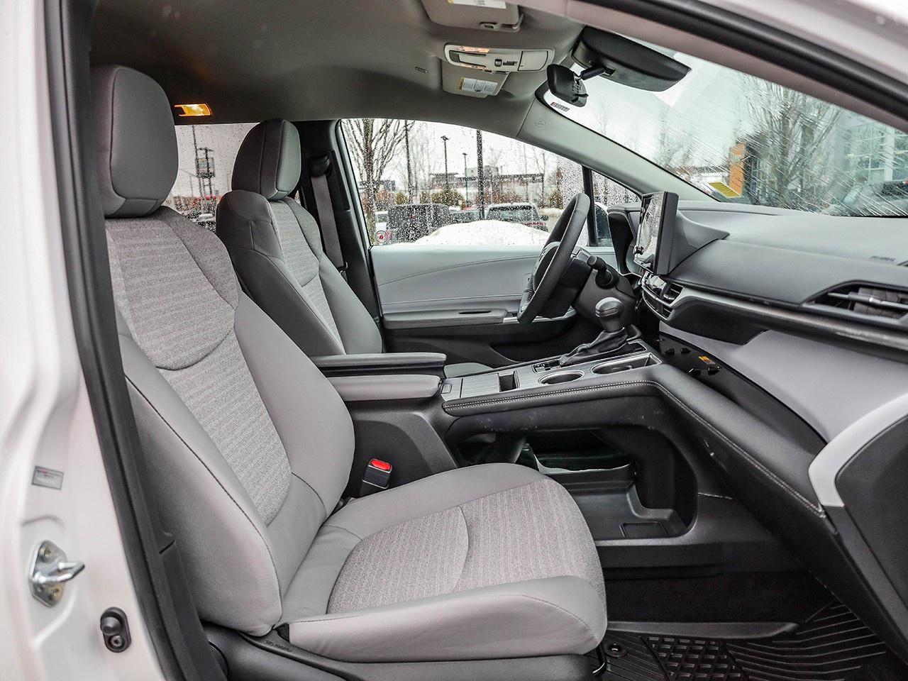 2025 Toyota Sienna LE 8-Passenger Photo