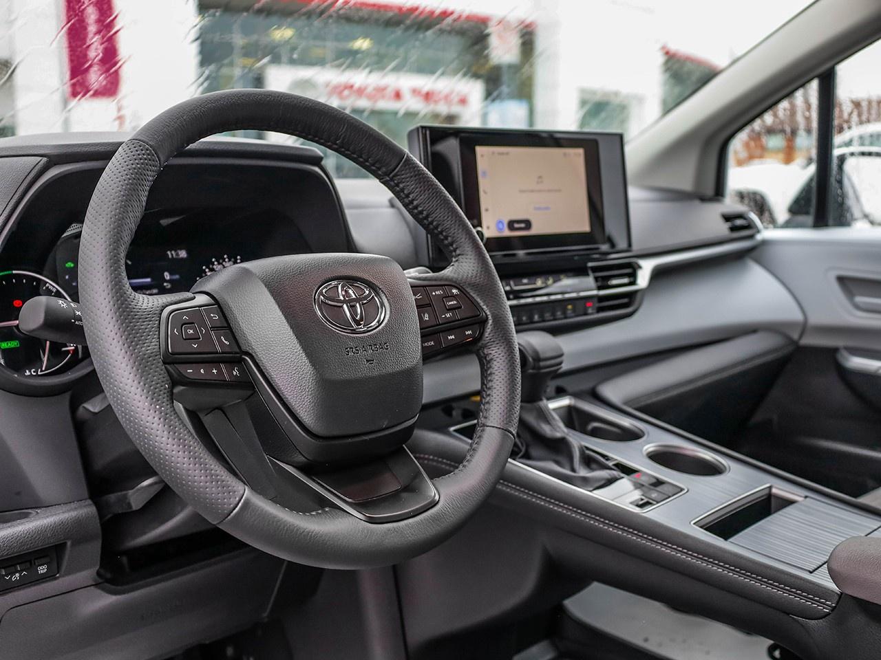 2025 Toyota Sienna LE 8-Passenger Photo