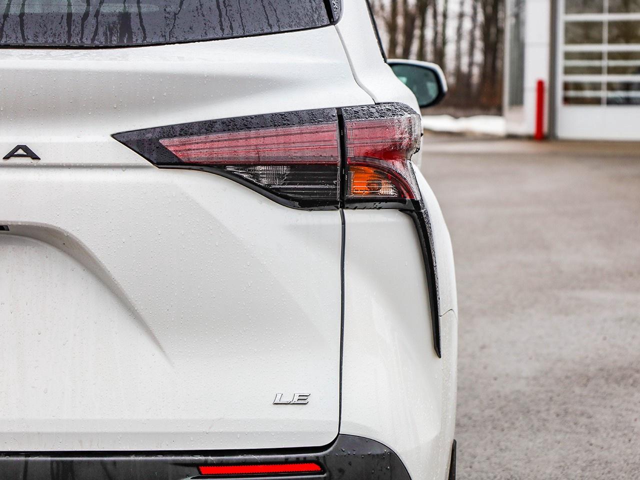 2025 Toyota Sienna LE 8-Passenger Photo