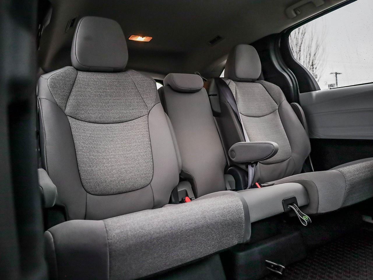 2025 Toyota Sienna LE 8-Passenger Photo