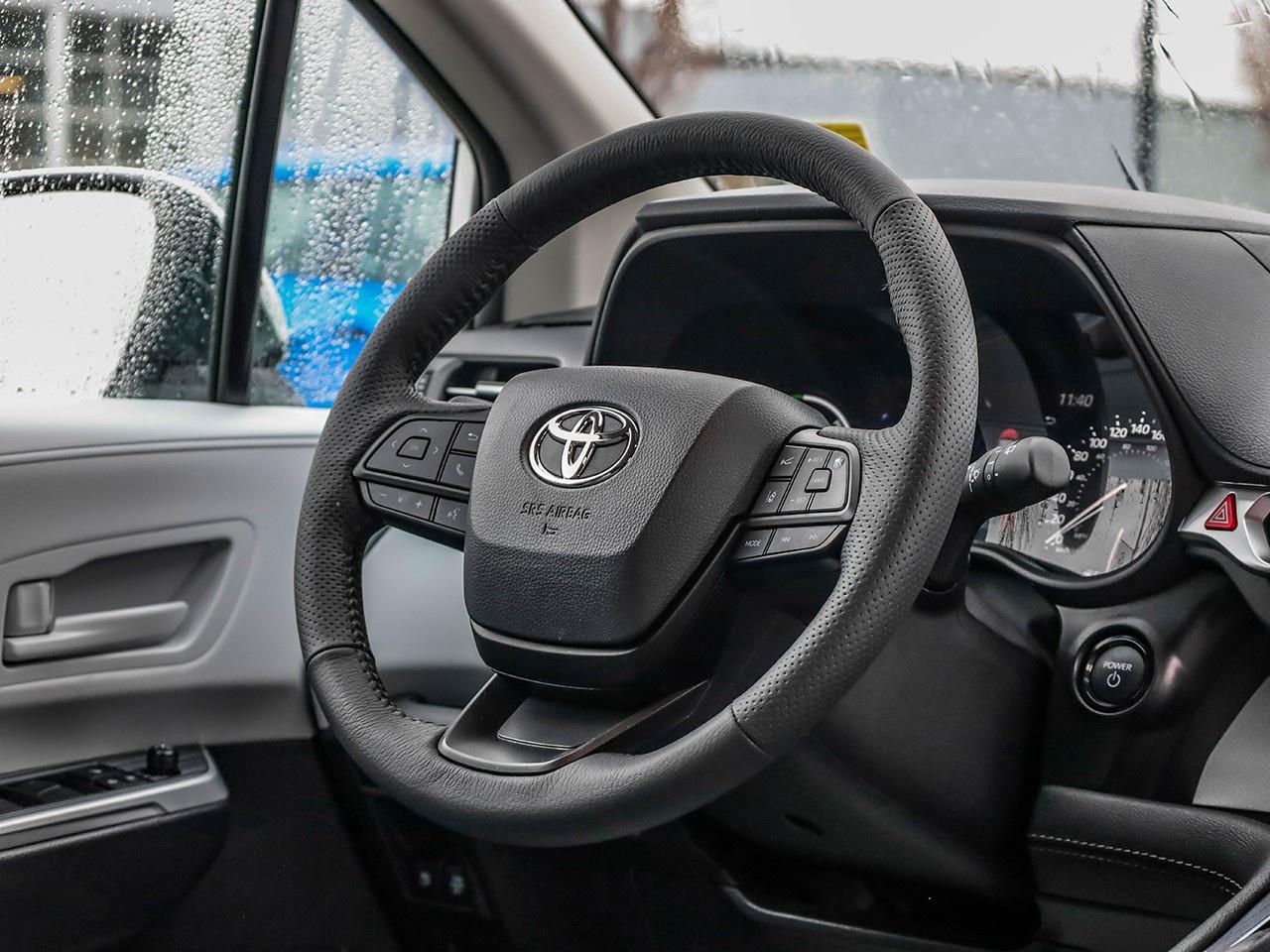 2025 Toyota Sienna LE 8-Passenger Photo