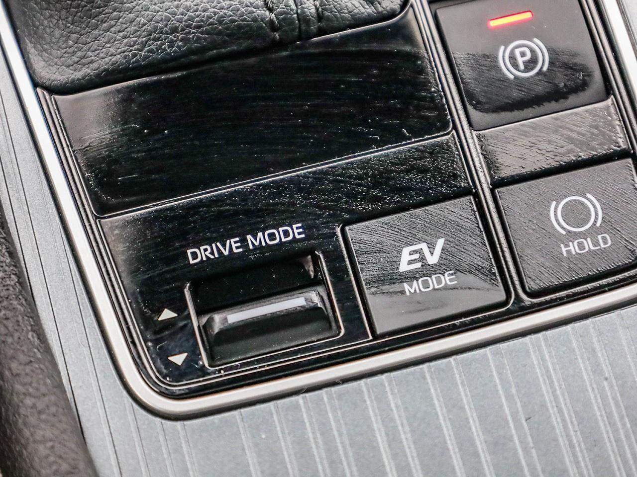 2025 Toyota Sienna LE 8-Passenger Photo