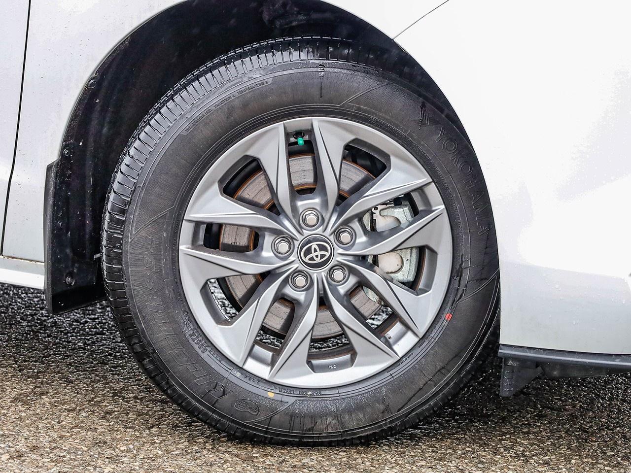 2025 Toyota Sienna LE 8-Passenger Photo